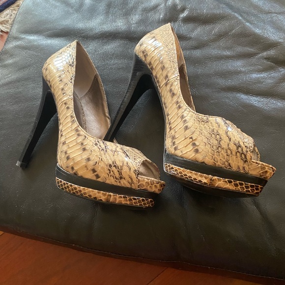 Pelle moda peep toe python leather. 5” heels 1” platform. - Picture 5 of 5